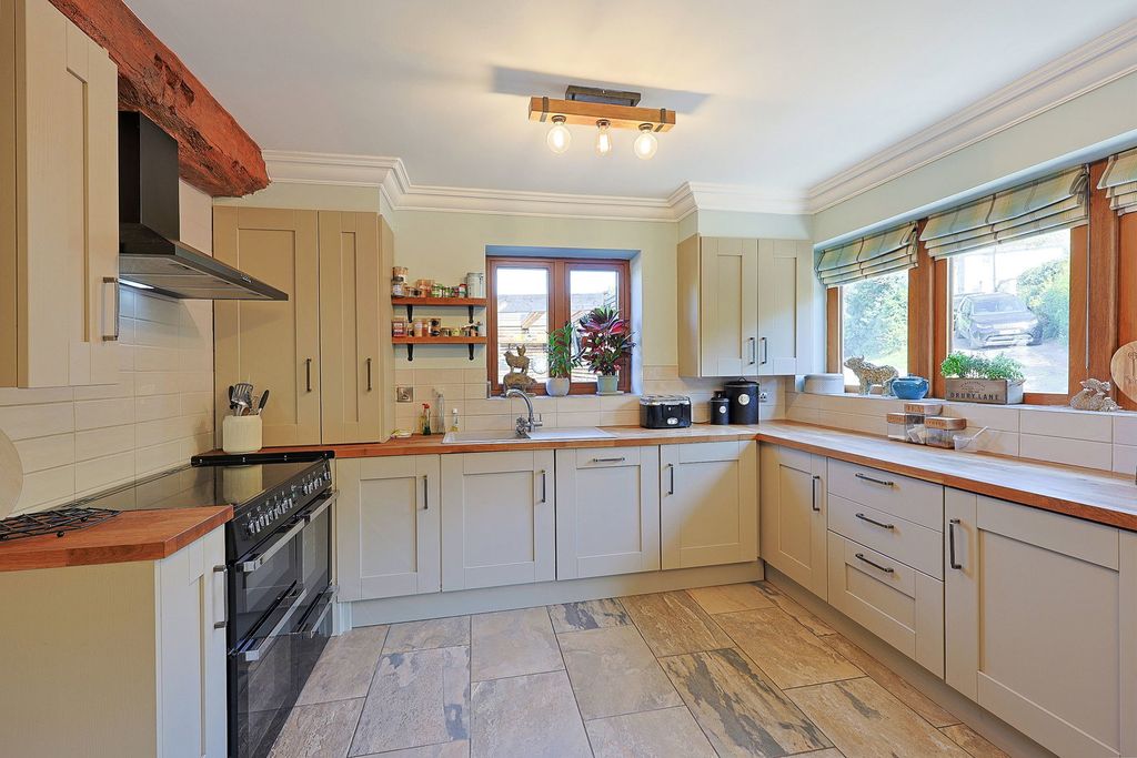 2 bed barn conversion for saleClaverley, Boycott Barns WV5 photo 3