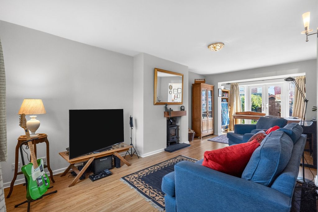 4 bed detached house for salePark Close, Barton Under Needwood DE13 photo 5