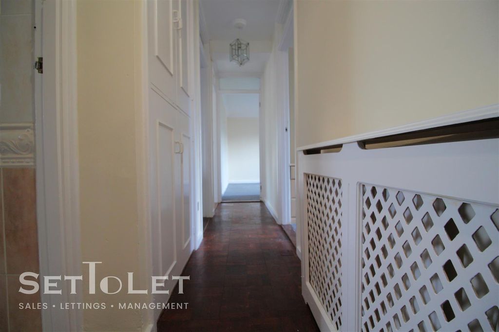 Additional image 2 of 2 bed flat for saleLyndhurst Court, London Road, Stoneygate, Leicester LE2