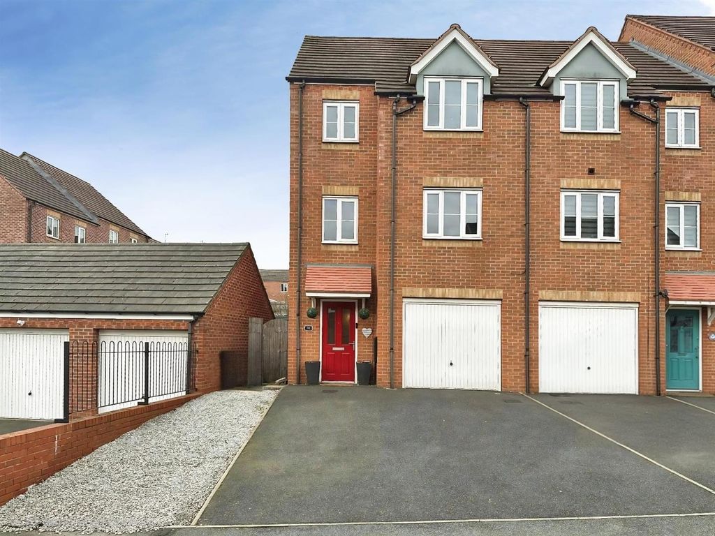 4 bed town house for saleBurtree Drive, Norton Heights, Staffordshire ST6