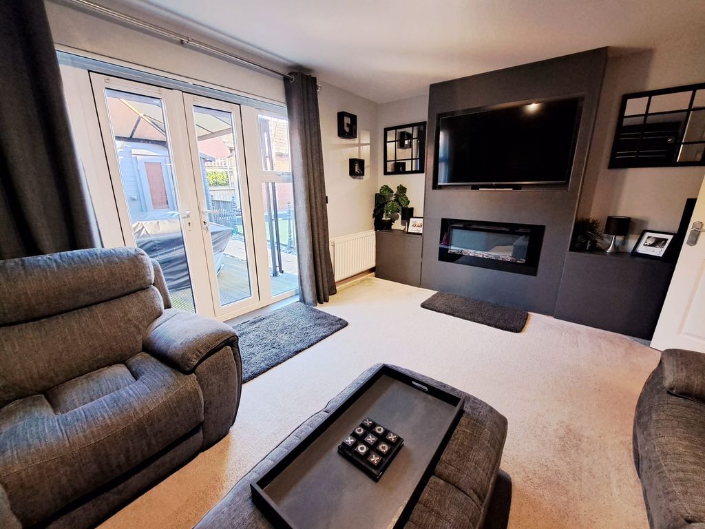 4 bed detached house for saleWadworth Road, Devizes SN10 photo 4