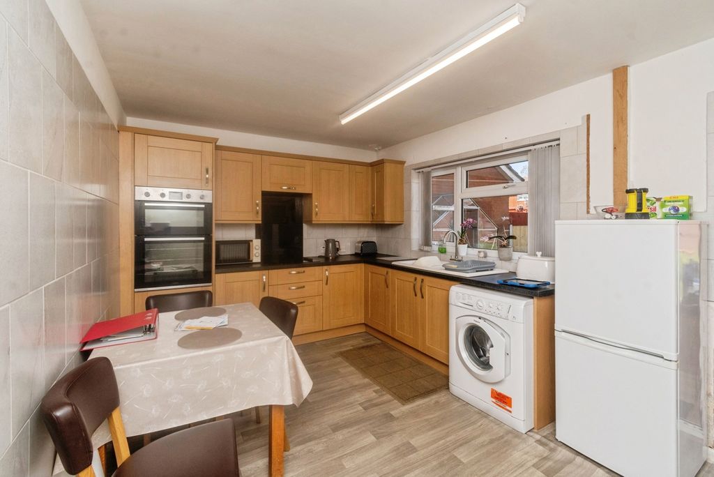 Additional image 4 of 3 bed bungalow for saleWeston Drive, Cheslyn Hay, Walsall WS6