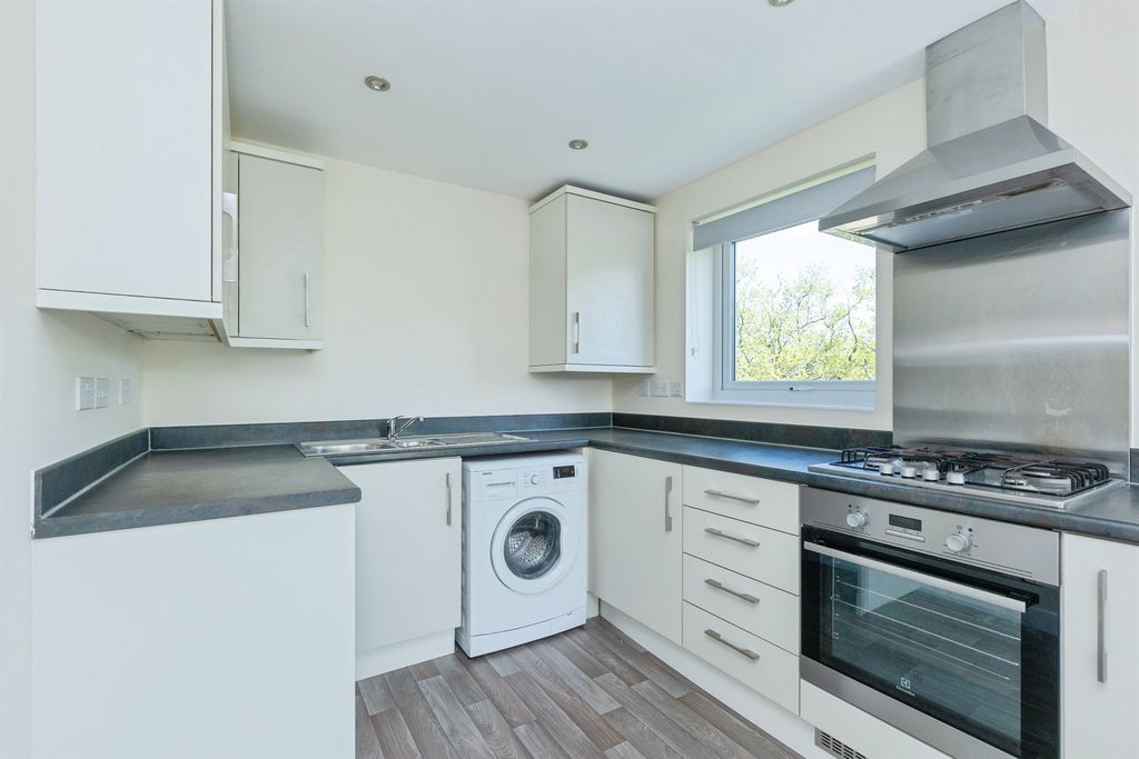 2 bed flat for salePavilion Close, Leicester LE2 photo 4