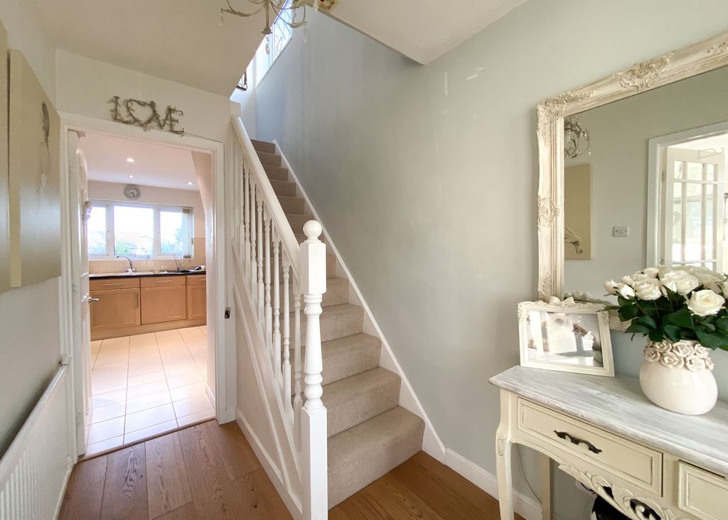 3 bed semi-detached house for saleUplands Road, Oadby LE2 photo 3