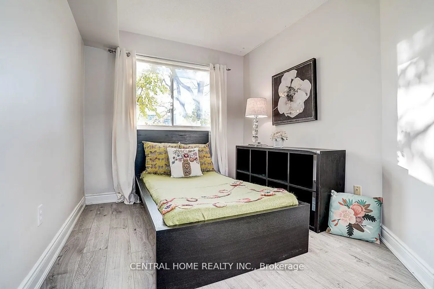 Additional image 16 of 988 Sheppard Avenue 11