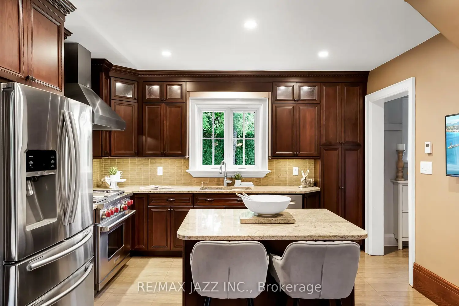 Additional image 8 of 690 Bessborough Drive