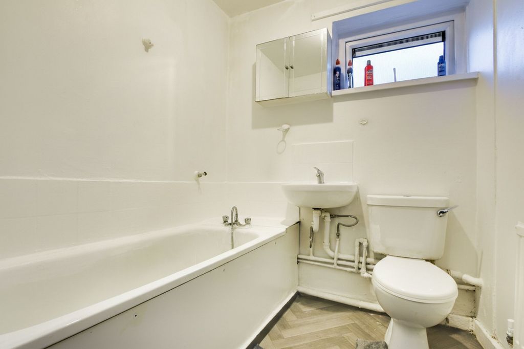 Additional image 8 of 1 bed flat for saleAndrewes Close, Off Narborough Road, Leicester LE3