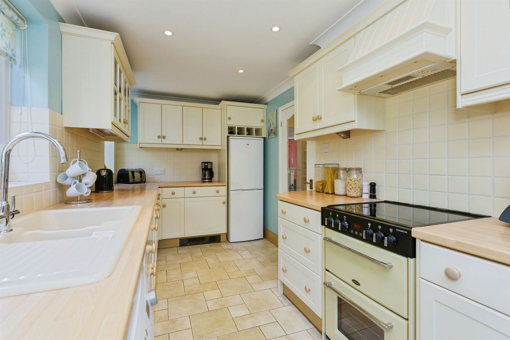 4 bed detached house for salePennine Close, Oadby, Leicester LE2 photo 5