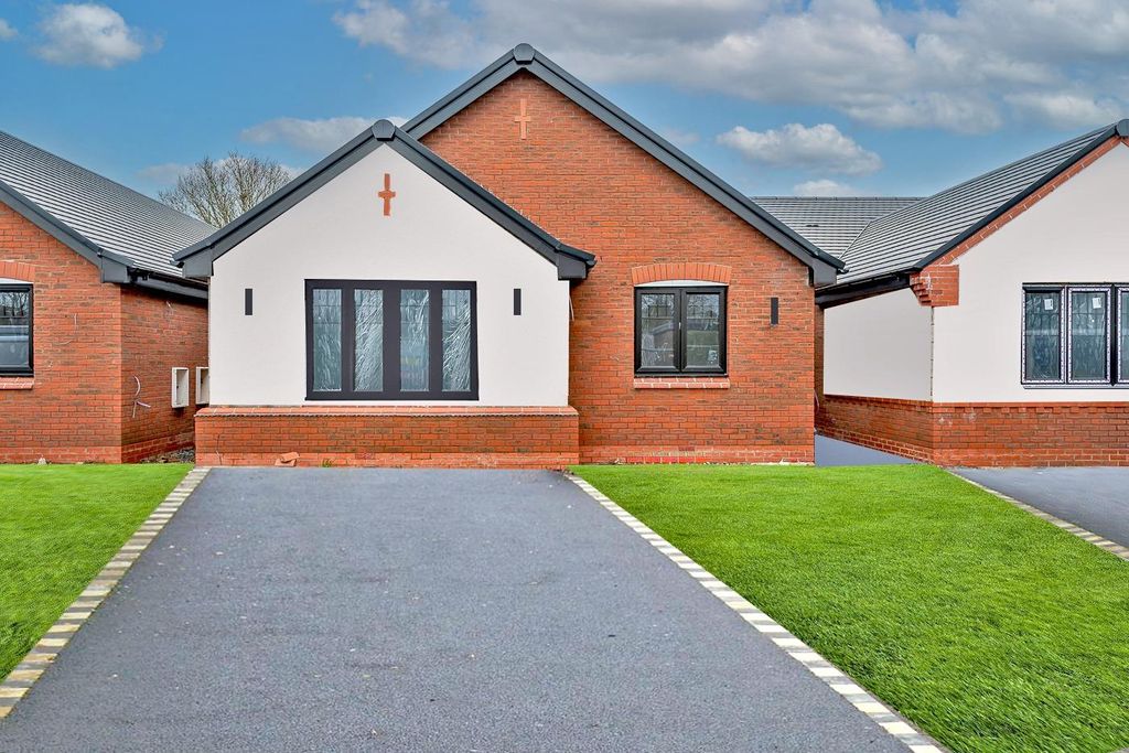 2 bed detached bungalow for saleHarpers Paddock, Hill Street, Hednesford, Cannock WS12