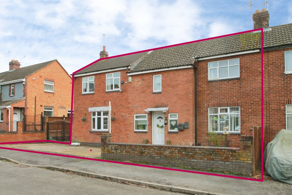 4 bed semi-detached house for saleDunstall Avenue, Leicester, Leicestershire LE3