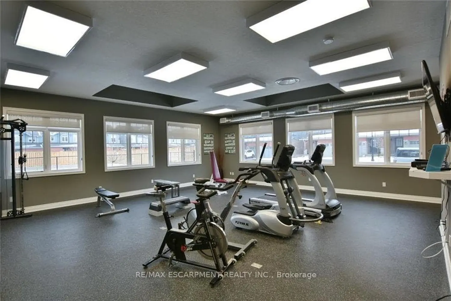 Additional image 19 of 72 Silver Glen Boulevard