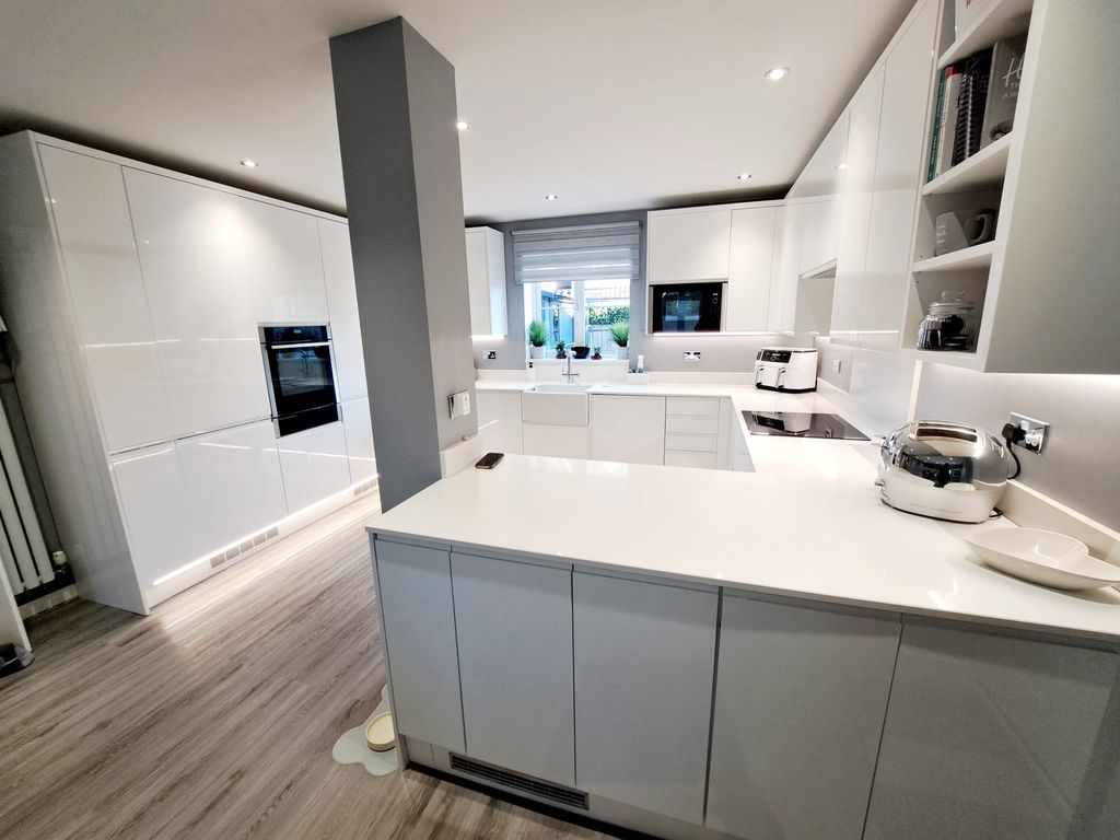 4 bed detached house for saleWadworth Road, Devizes SN10 photo 5