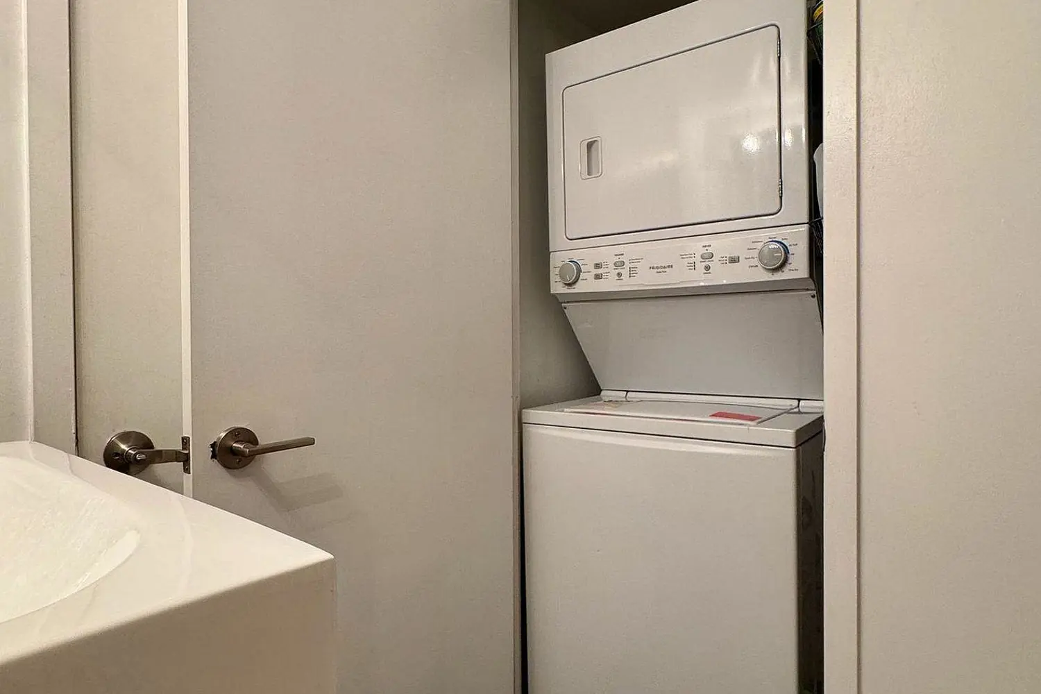 Additional image 8 of 1171 Queen Street 1605