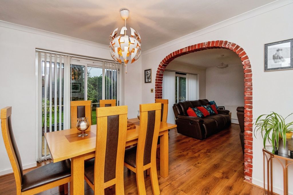 4 bed detached house for salePool Close, Shareshill, Wolverhampton, Staffordshire WV10 photo 5