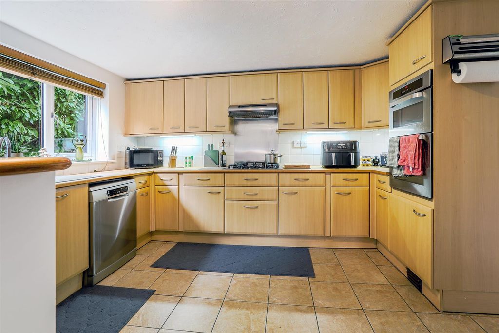 Additional image 5 of 5 bed semi-detached house for saleRoebuck Close, Royal Wootton Bassett SN4