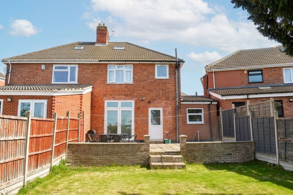 3 bed semi-detached house for saleThe Circle, Evington, Leicester LE5 photo 4