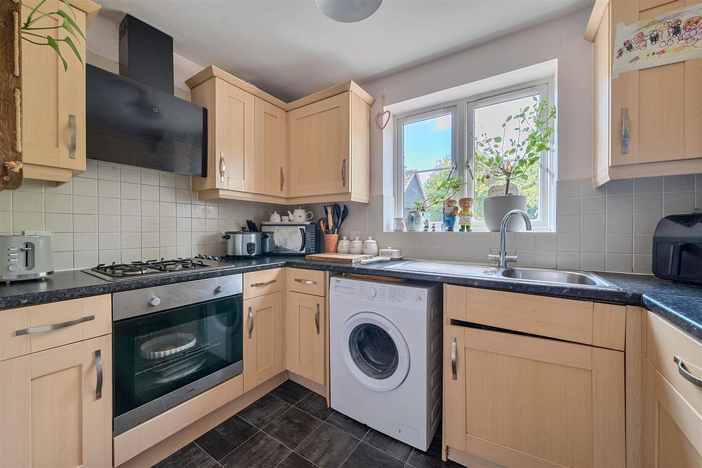2 bed flat for saleWadworth Road, Devizes SN10 photo 4