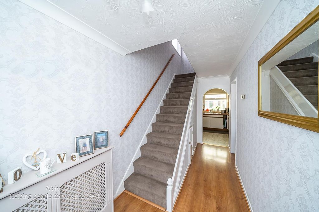 3 bed semi-detached house for saleHigh Croft, Aldridge, Walsall WS9 photo 5