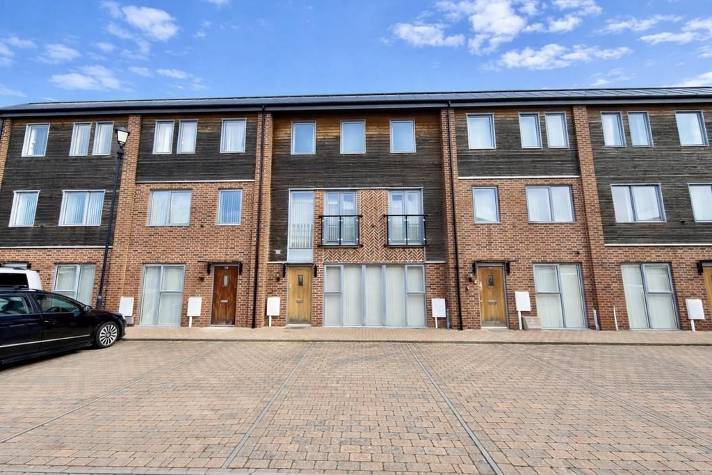 5 bed town house for saleSangha Close, Leicester LE3