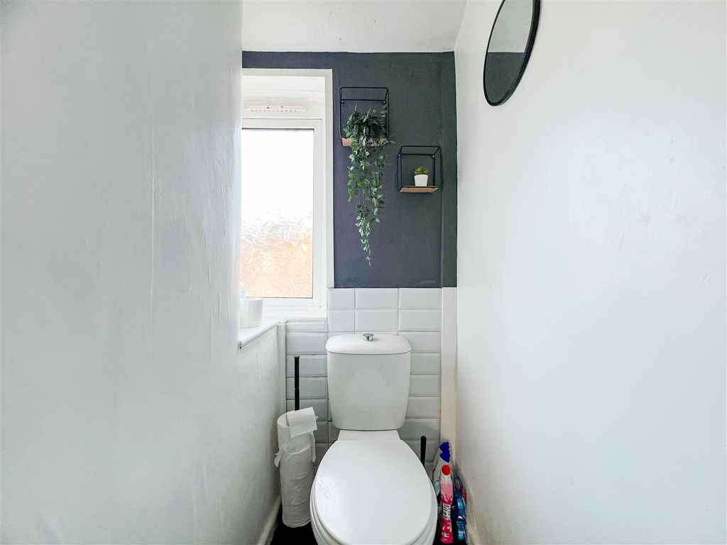 Additional image 14 of 4 bed property for saleHillswood Avenue, Leek ST13