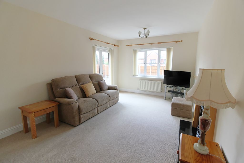 4 bed detached house for saleShepherd Close, Hamilton, Leicester LE5 photo 5
