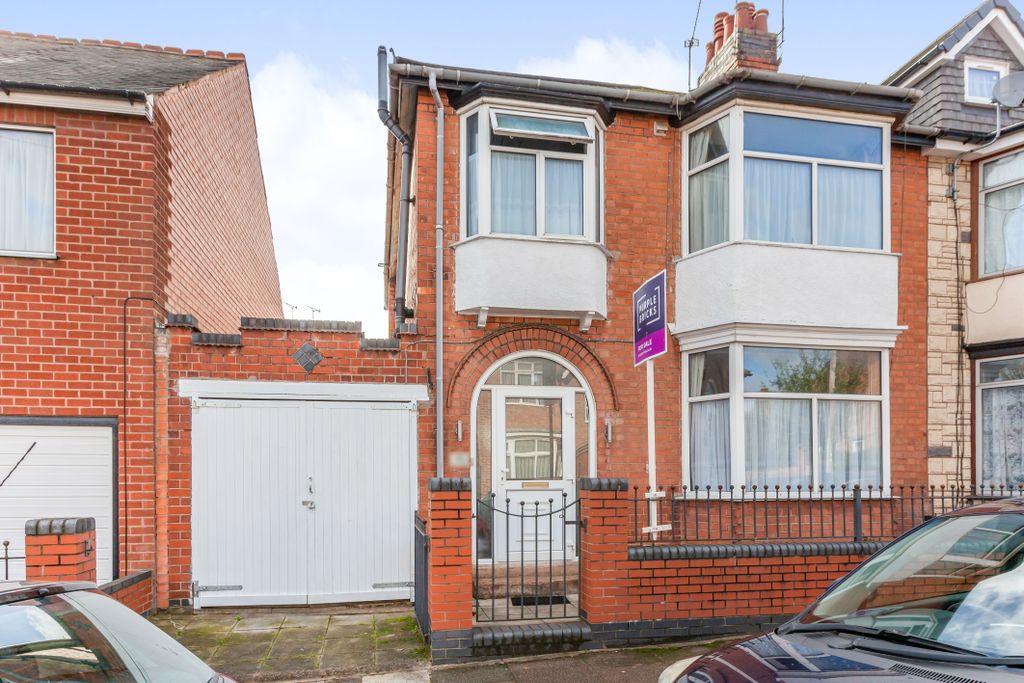 3 bed semi-detached house for saleBaslow Road, Leicester LE5