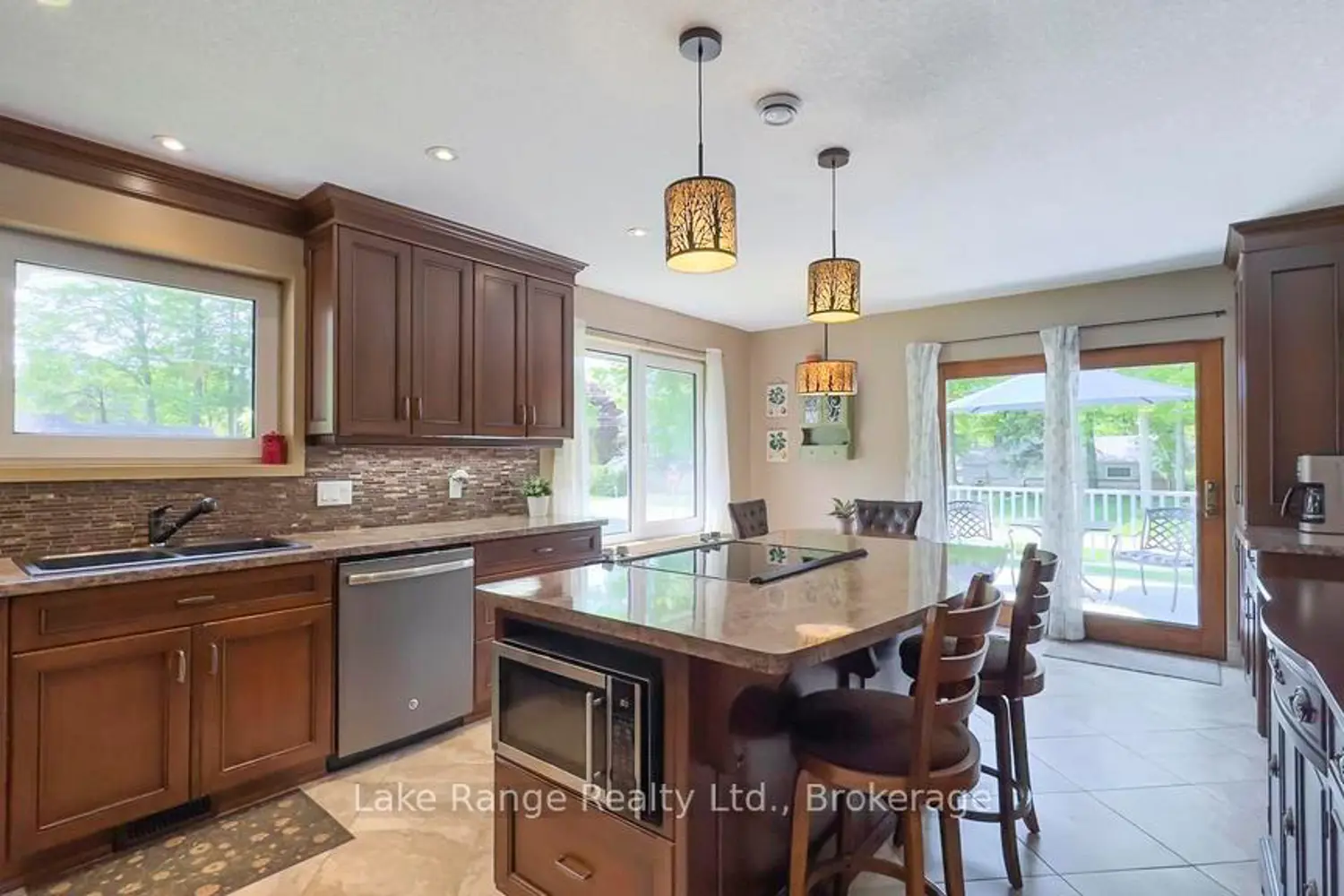 201 Shadywood Crescent photo 5
