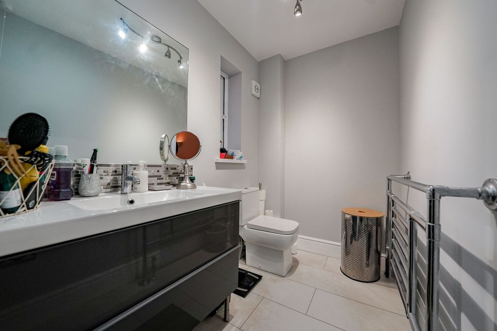 Additional image 16 of 5 bed end terrace house for salePeters Drive, Leicester, Leicestershire LE5