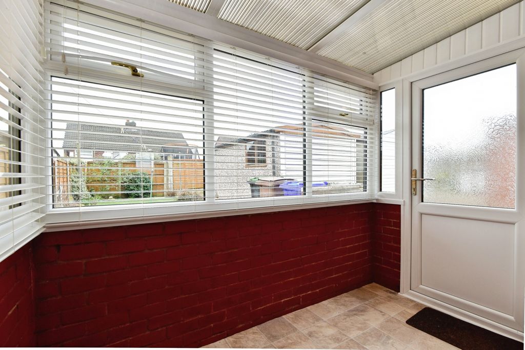 3 bed semi-detached house for saleChell Heath Road, Stoke-On-Trent ST6 photo 4