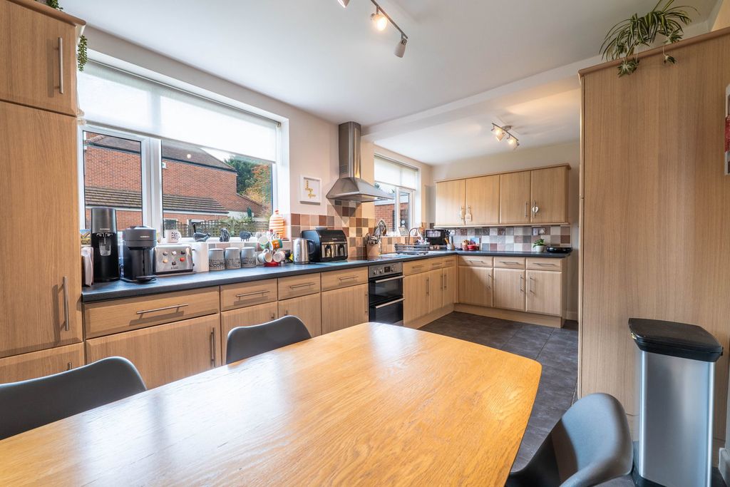 Additional image 8 of 4 bed semi-detached house for saleOakfield Avenue, Birstall, Leicester LE4