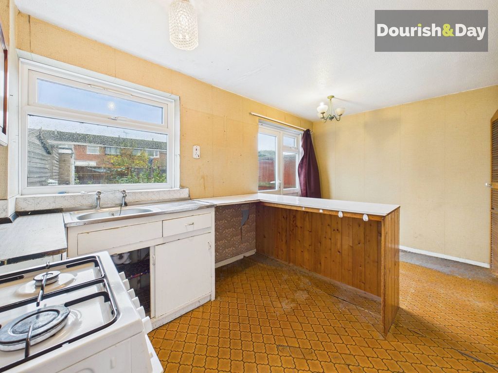 3 bed terraced house for saleGorsebrook Leys, Doxey, Stafford ST16 photo 3