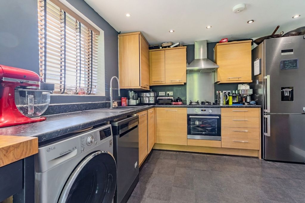 2 bed flat for salePavilion Close, Leicester LE2 photo 2