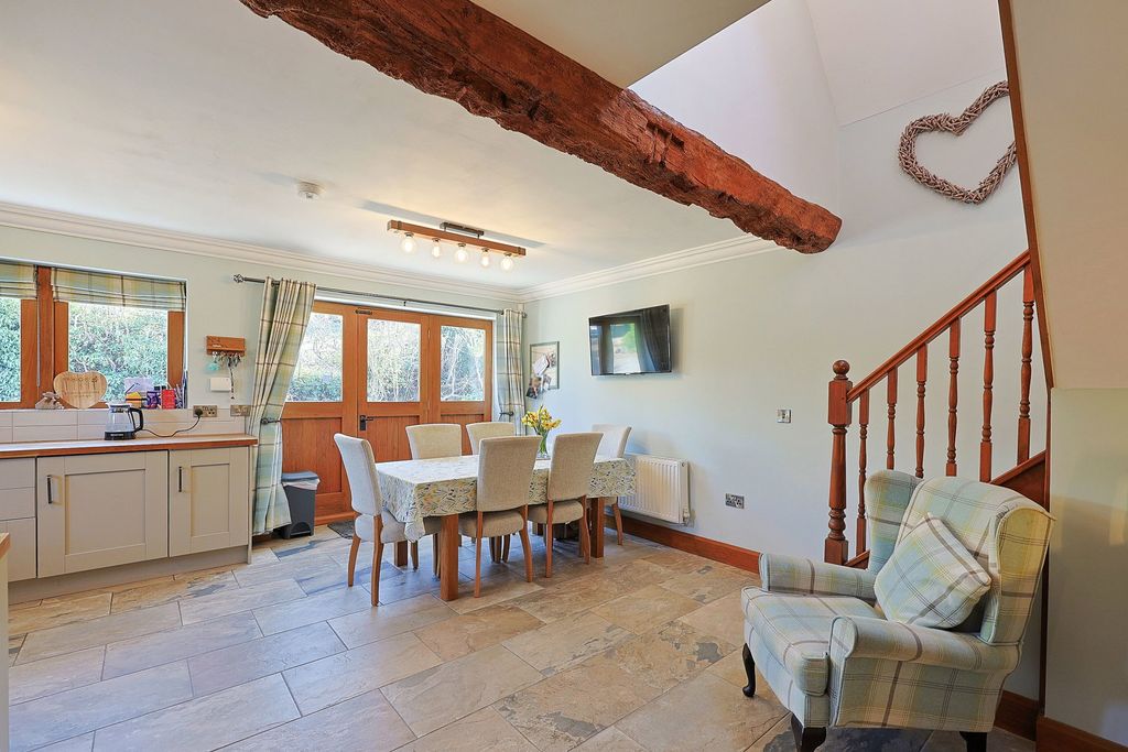 2 bed barn conversion for saleClaverley, Boycott Barns WV5 photo 2