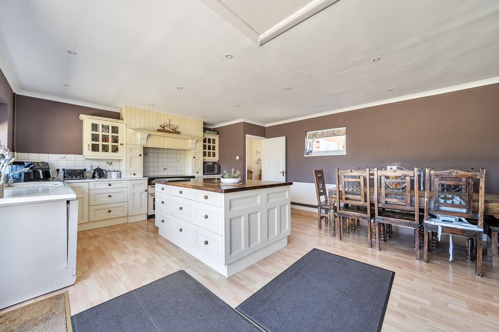 4 bed bungalow for saleNetheravon, Salisbury SP4 photo 4