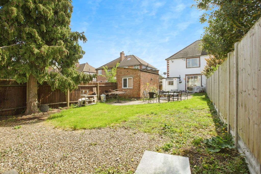 3 bed semi-detached house for saleKingsmead Close, Leicester LE2 photo 4