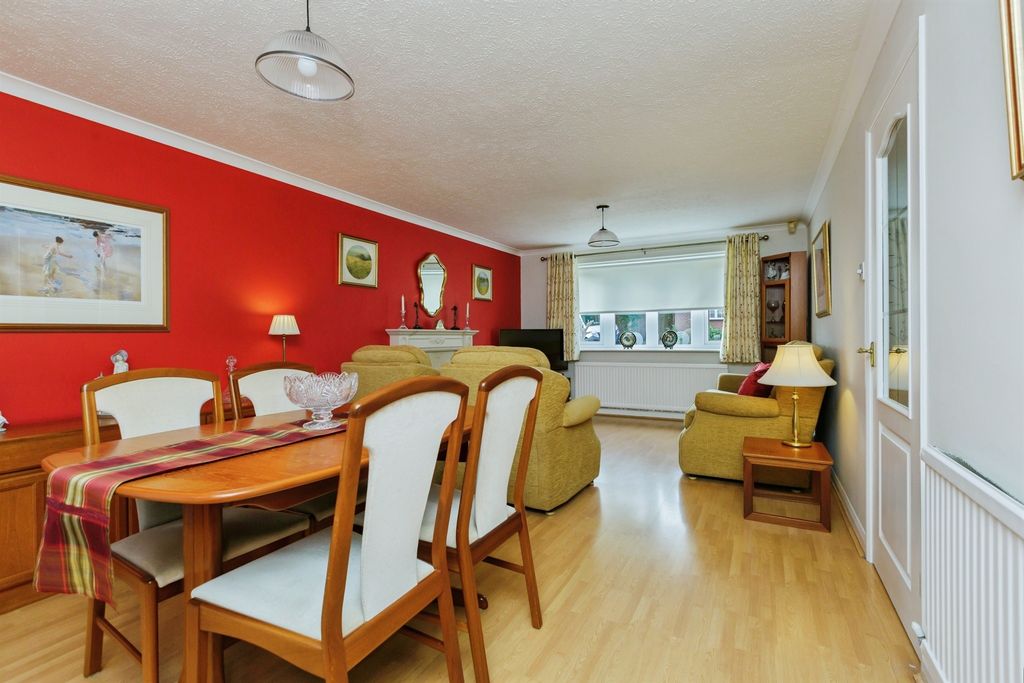 4 bed detached house for salePennine Close, Oadby, Leicester LE2 photo 2