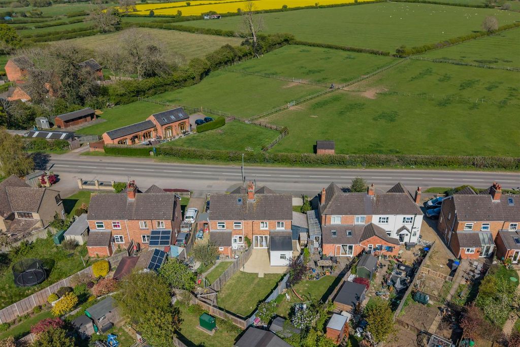 3 bed semi-detached house for sale- Northampton Road, Welford NN6