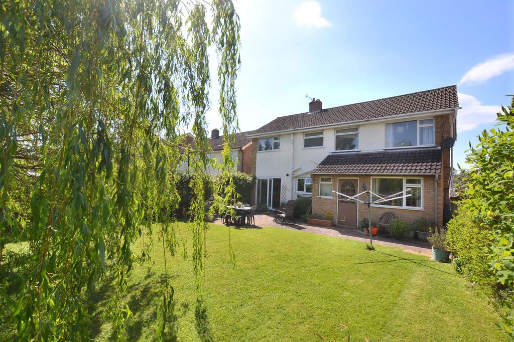 4 bed detached house for saleLaunde Road, Oadby LE2 photo 2