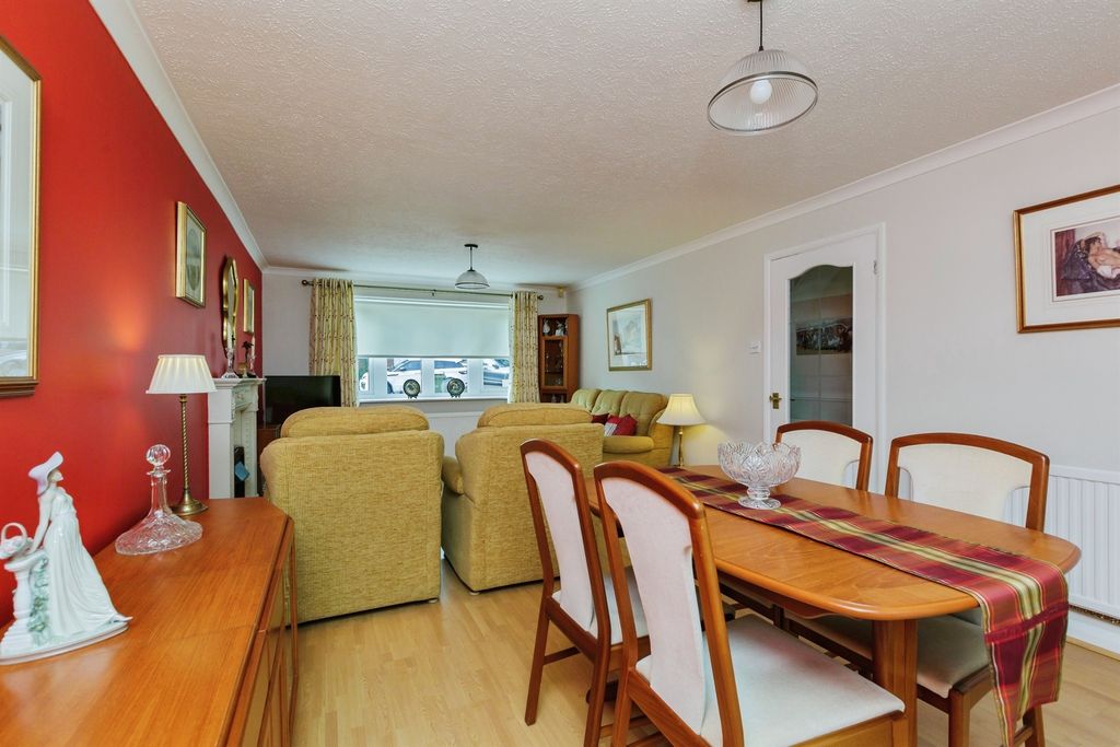 4 bed detached house for salePennine Close, Oadby, Leicester LE2 photo 4