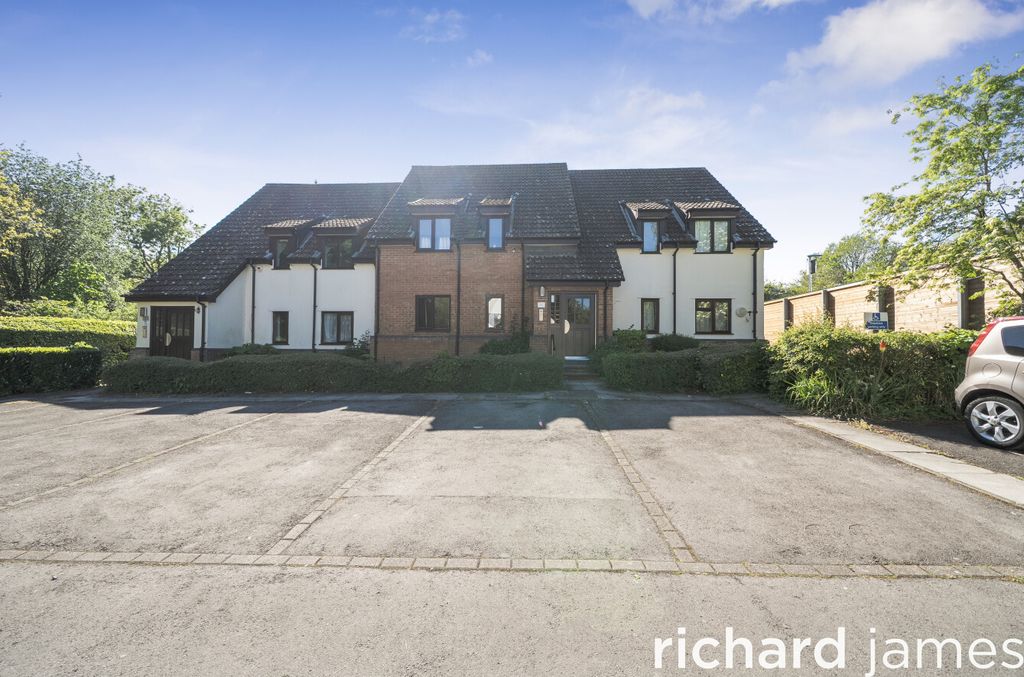 2 bed flat for saleThe Birches, Marlborough Road, Old Town SN3