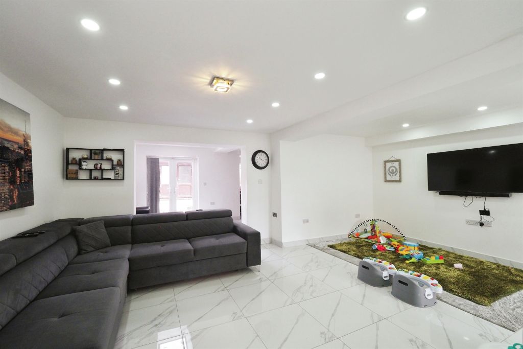 Additional image 7 of 4 bed semi-detached house for saleMarsh Close, Leicester LE4