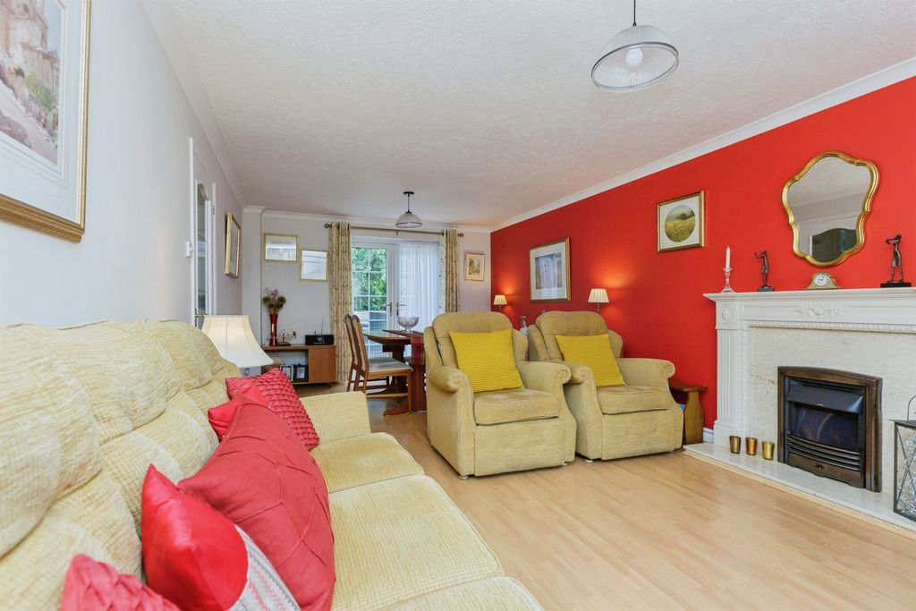 4 bed detached house for salePennine Close, Oadby, Leicester LE2 photo 3