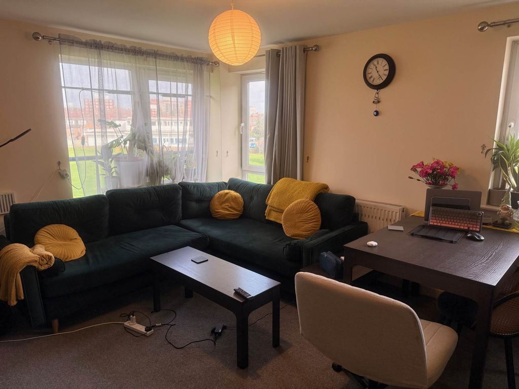 2 bed flat for salePavilion Close, Leicester LE2 photo 4