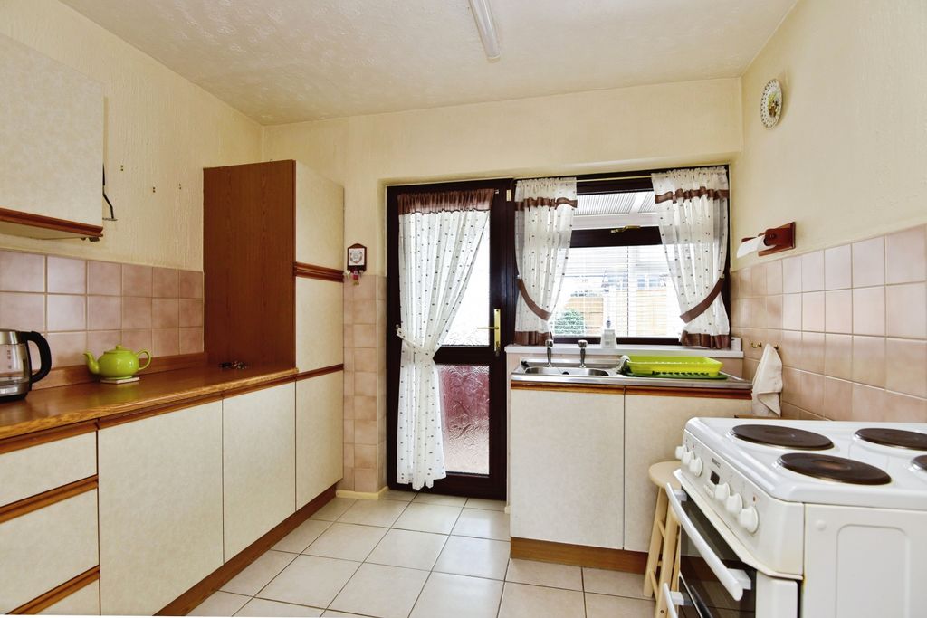3 bed semi-detached house for saleChell Heath Road, Stoke-On-Trent ST6 photo 3