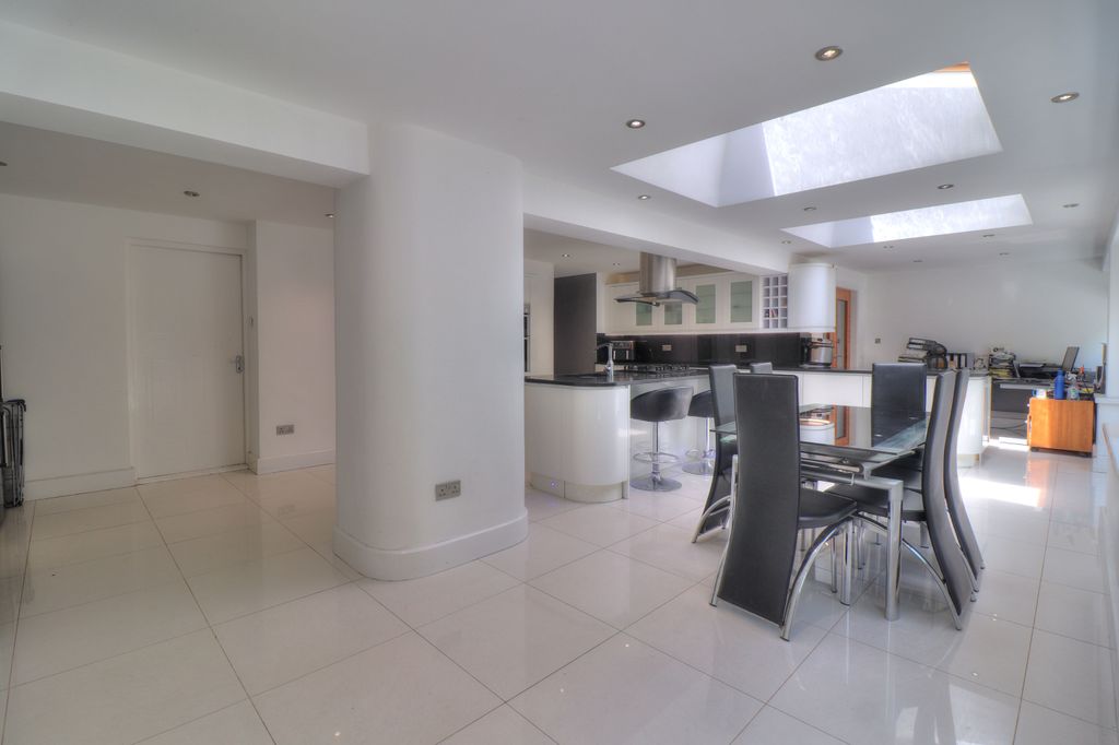 5 bed detached house for saleParkside Close, Leicester LE4 photo 4