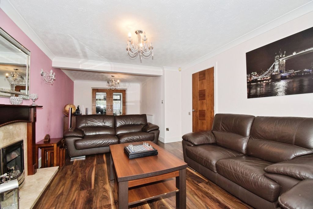 5 bed detached house for saleParkside Close, Leicester, Leicestershire LE4 photo 5