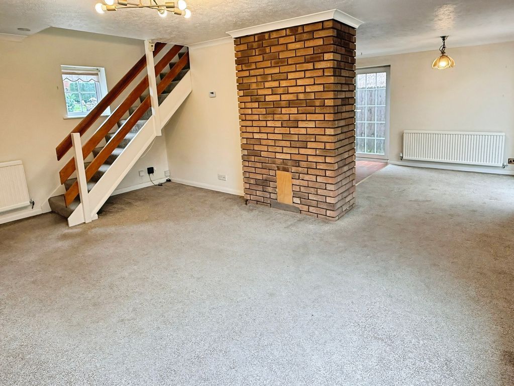 3 bed detached house for salePenine Close, Oadby, Leicester LE2 photo 2