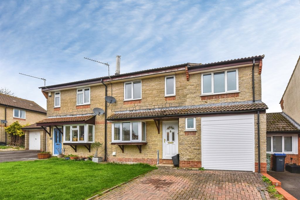4 bed semi-detached house for saleBright Close, Chippenham SN15