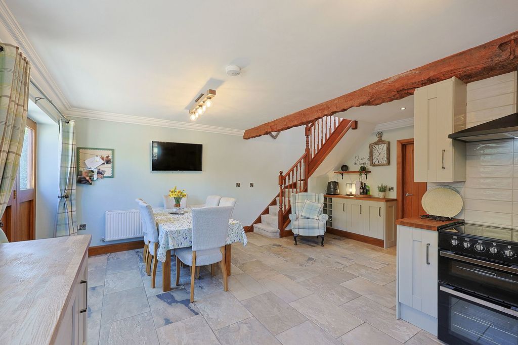 2 bed barn conversion for saleClaverley, Boycott Barns WV5 photo 5