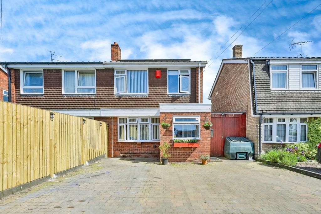3 bed semi-detached house for saleMeadow Glade, Hixon, Stafford ST18